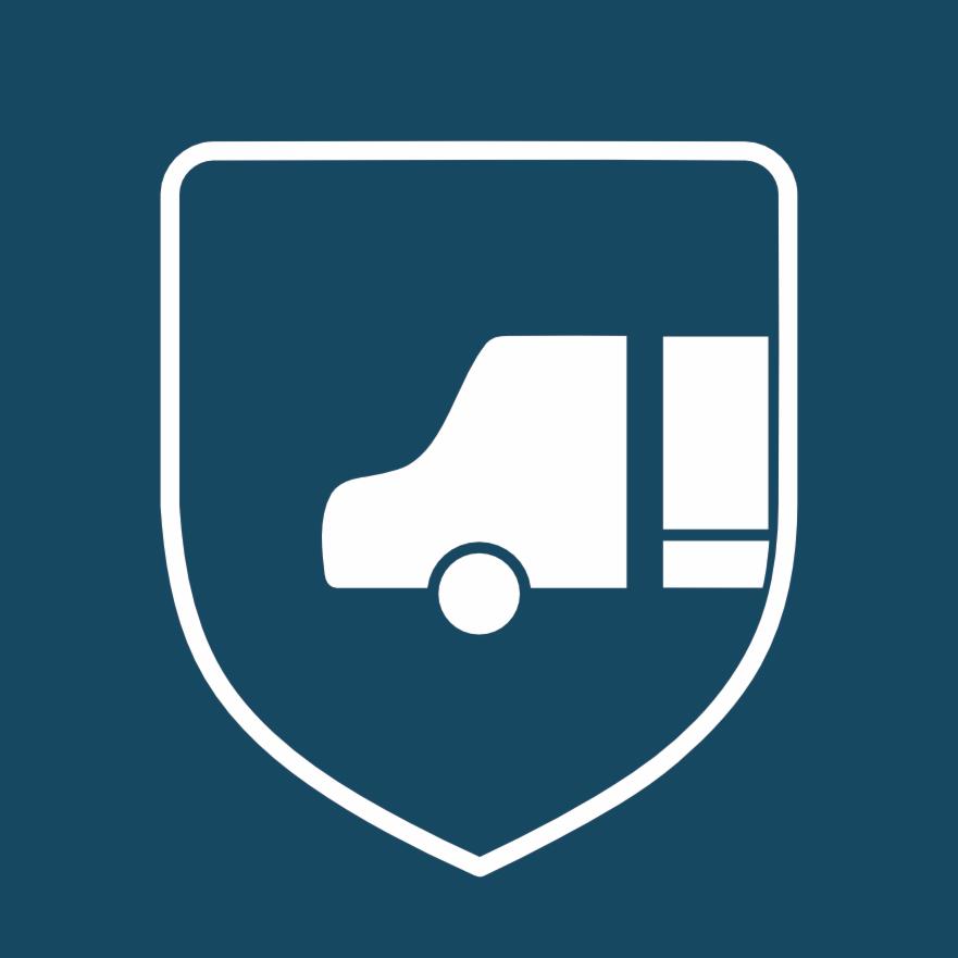 Grafika wektorowa przedstawiająca biały symbol busa z przyczepą umieszczony na tle niebieskiego herbu z białą obwódką.