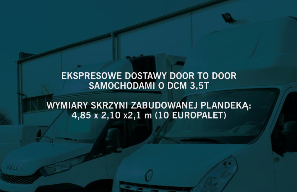 Dwa białe busy z informacją o ekspresowych dostawach door to door samochodami o DCM 3,5T oraz wymiarach skrzyni zabudowanej plandeką: 4,85 x 2,10 x2,1 m (10 europalet).