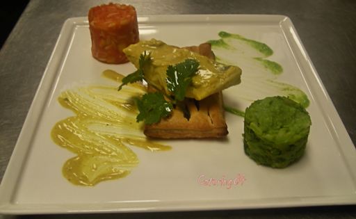 Elegancko podane danie na białym kwadratowym talerzu: ryba w sosie na ciastku francuskim, z dodatkiem pomarańczowego i zielonego puree oraz artystycznie rozprowadzonego sosu.