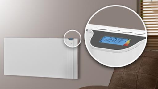 Biały, płaski grzejnik elektryczny zamontowany na ścianie, z powiększonym widokiem na panel sterowania z wyświetlaczem LCD pokazującym temperaturę 20.4 stopnie Celsjusza oraz wskaźnik zużycia energii.