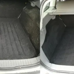 Porównanie bagażnika samochodu Ford Focus przed i po czyszczeniu, widoczne wyraźne różnice w czystości tapicerki.