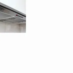 Metalowy okap kuchenny marki Teka z włącznikiem światła i przyciskami sterującymi, zamontowany nad białą płytą ścienną.