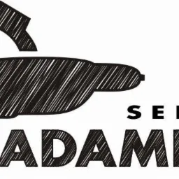 Logo firmy Serwis Adameks przedstawiające stylizowaną wiertarkę na tle koła zębatego, wykonane w technice kreskowania.