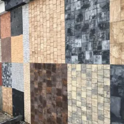 Ekspozycja różnych wzorów i kolorów kostki brukowej betonowej, prezentująca bogatą paletę wykończeń nawierzchni.