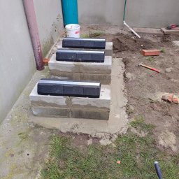 PC Eko Instalacje Przemysław Chmiel - Przygotowanie przez nas fundamentu i gumowych stóp pod jednostkę zewnetrzną pompy ciepła.