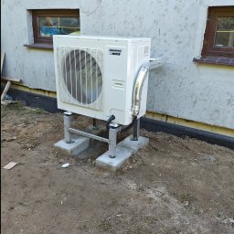 PC Eko Instalacje Przemysław Chmiel - Pompa ciepła Innova jednostka zewnętrzna na nierdzewnym stelażu na wymurowany fundamencie z bloczków betonowych.