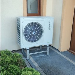 PC Eko Instalacje Przemysław Chmiel - Pompa ciepła jednostka zewnętrzna Kaisai na stelażu nierdzewnym.