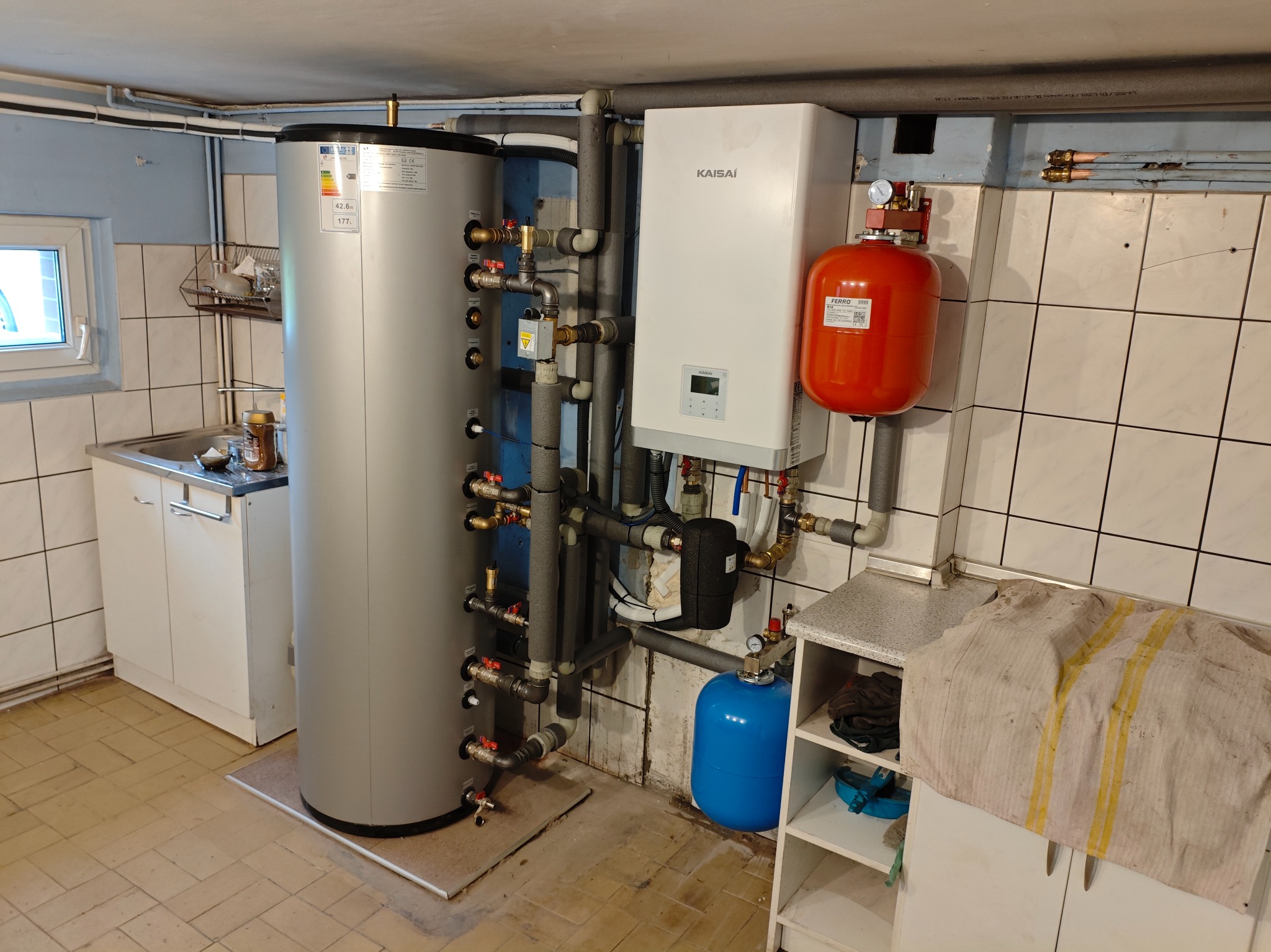 Instalacja z pompa ciepła Kaisai oraz ze zbiornikiem kombinowanym ( 2 w 1 ).