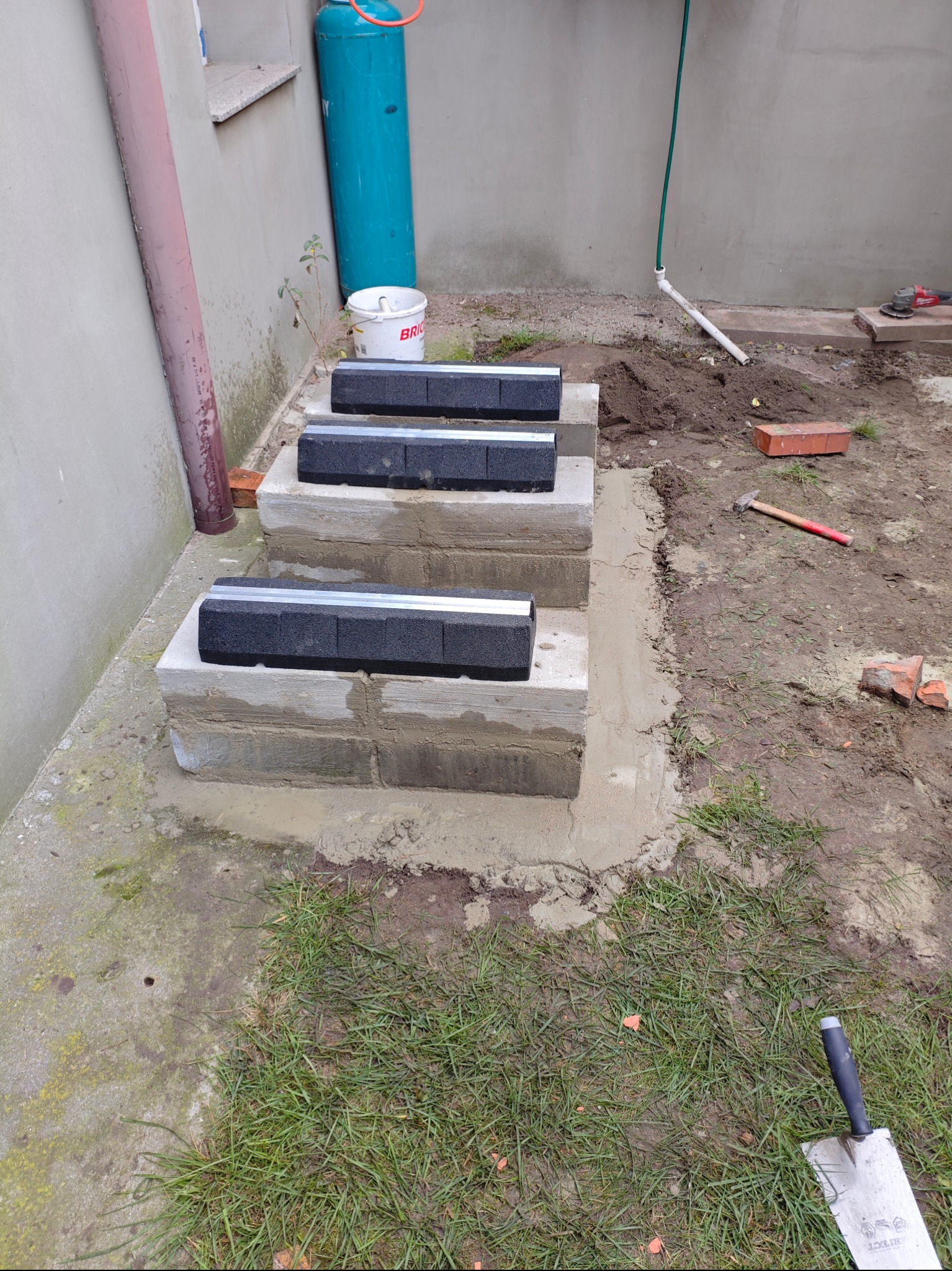 Przygotowanie przez nas fundamentu i gumowych stóp pod jednostkę zewnetrzną pompy ciepła.