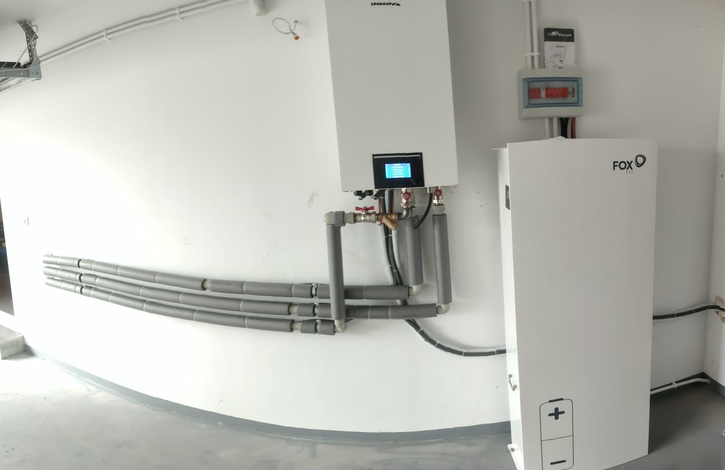 Jednostka wewnętrzna pompy ciepła Innova oraz obok magazyn energii FOX.