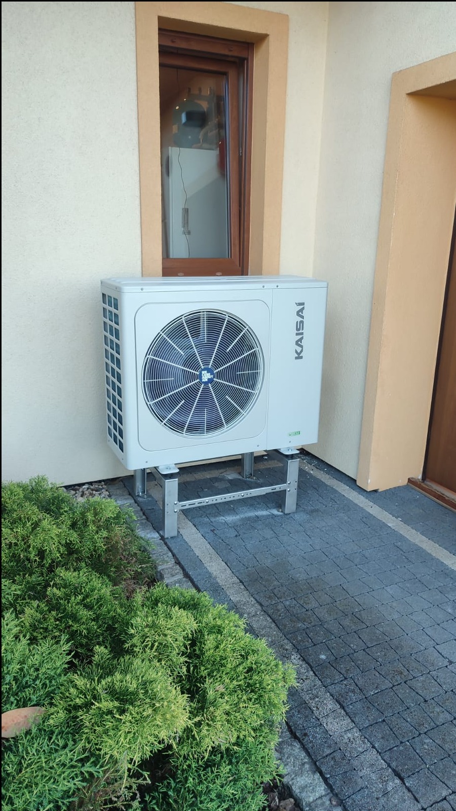 Pompa ciepła jednostka zewnętrzna Kaisai na stelażu nierdzewnym.