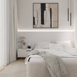 JTG Design - Jasna sypialnia z łóżkiem, minimalistycznym obrazem i subtelnym oświetleniem LED. Białe zasłony wpuszczają delikatne światło dzienne. Nowoczesny design z nutą elegancji.