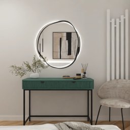 JTG Design - Stylowa aranżacja wnętrza sypialni: toaletka w odcieniach zieleni z okrągłym lustrem podświetlanym LED, minimalistyczna dekoracja i krzesło w neutralnych barwach.