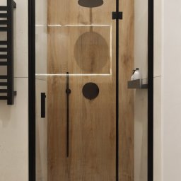 JTG Design - Nowoczesna kabina prysznicowa z drewnianym panelem i czarnymi detalami, widoczna z przodu, z mozaikową podłogą. Minimalistyczny design łazienki.