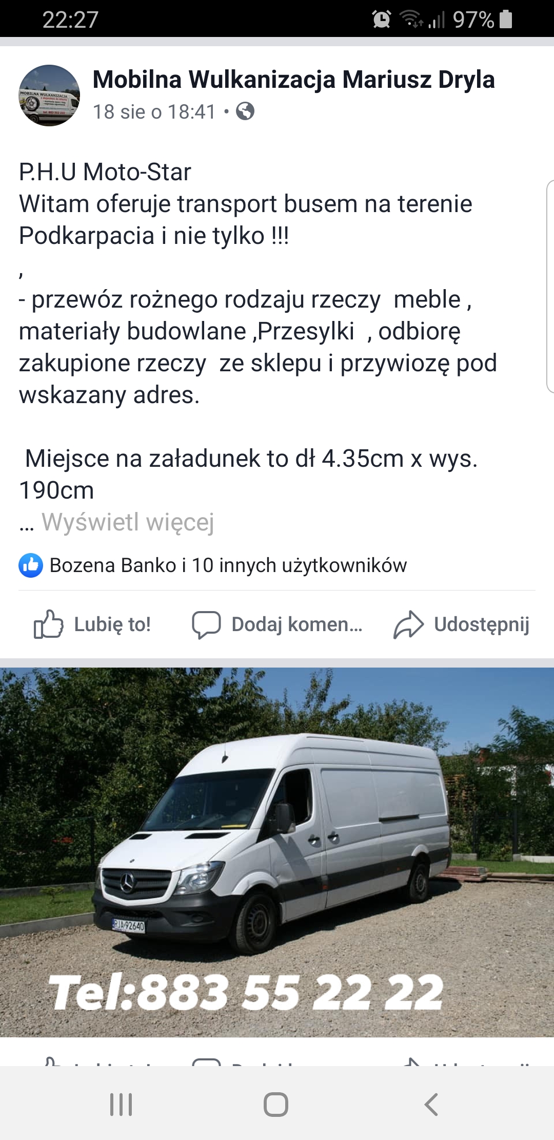 Biały bus dostawczy Mercedes-Benz Sprinter na żwirowym podłożu, z numerem telefonu widocznym na zdjęciu, sugerujący usługi transportowe.