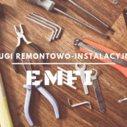 Zestaw narzędzi remontowych: młotek z drewnianym trzonkiem, kombinerki, śrubokręty, klucze imbusowe, nożyk tapicerski i wiertarka na drewnianym tle, ujęcie z góry.