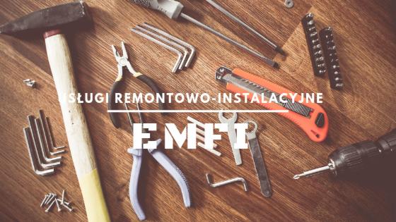 Zestaw narzędzi remontowych: młotek z drewnianym trzonkiem, kombinerki, śrubokręty, klucze imbusowe, nożyk tapicerski i wiertarka na drewnianym tle, ujęcie z góry.