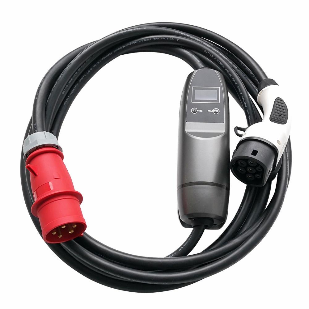 Kabel do ładowania pojazdów elektrycznych z czerwonym gniazdem przemysłowym, szarą stacją kontrolną z wyświetlaczem i białą wtyczką, zwinięty w okrąg na białym tle.