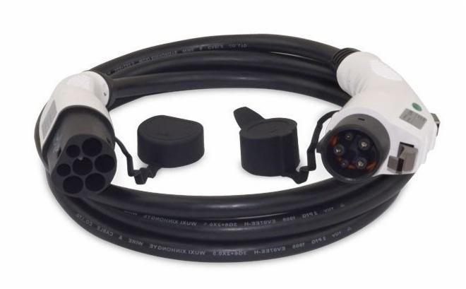 Kabel do ładowania pojazdów elektrycznych z białymi wtyczkami i czarnymi osłonami na złącza, leżący na białym tle.