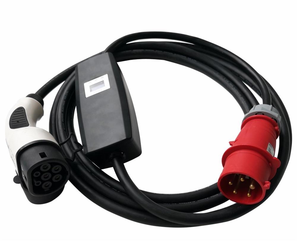 Kabel do ładowania pojazdów elektrycznych z wtyczką typu 2, czarną obudową sterownika i czerwoną wtyczką siłową, ułożony na białym tle.