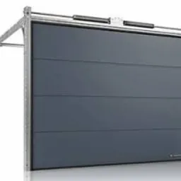 Zamknięta, segmentowa brama garażowa w kolorze grafitowym, z widocznym mechanizmem prowadnic i napędem sufitowym.