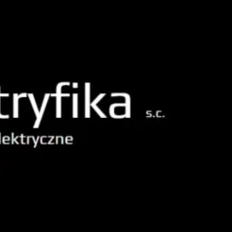 Logo firmy z branży elektrycznej prezentujące nazwę 'Elektryka s.c.' oraz stylizowaną, pękniętą żarówkę z płomieniem w środku, na czarnym tle.