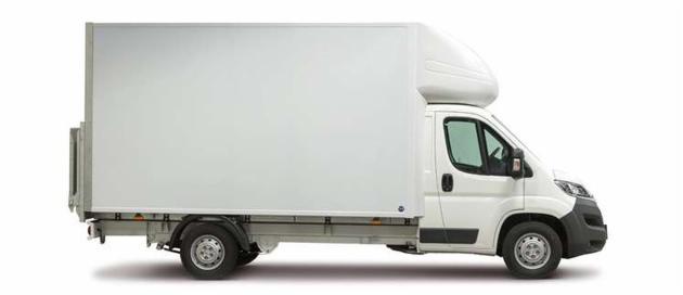 Biały samochód dostawczy typu furgon z wysoką zabudową, widok z boku na białym tle.