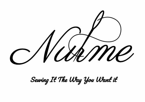 Elegancki, czarno-biały logotyp z igłą wkomponowaną w nazwę firmy i hasłem: 'Sewing It The Way You Want it'.