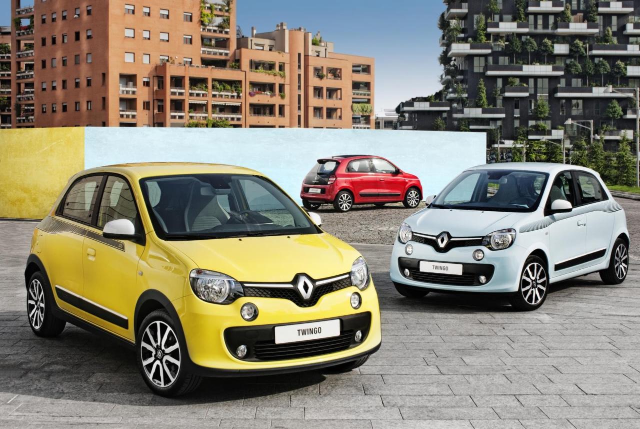 Trzy Renault Twingo w różnych kolorach (żółty, czerwony, błękitny) na tle miejskiej zabudowy.