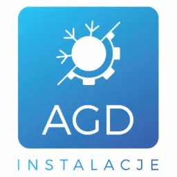 Logo firmy AGD Instalacje: biały symbol chłodzenia nałożony na zębatkę, nad napisem AGD i INSTALACJE na niebieskim tle z zaokrąglonymi rogami.
