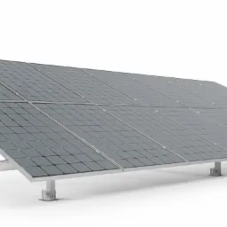 Szary panel fotowoltaiczny na metalowej konstrukcji wsporczej, ustawiony pod kątem na białym tle.