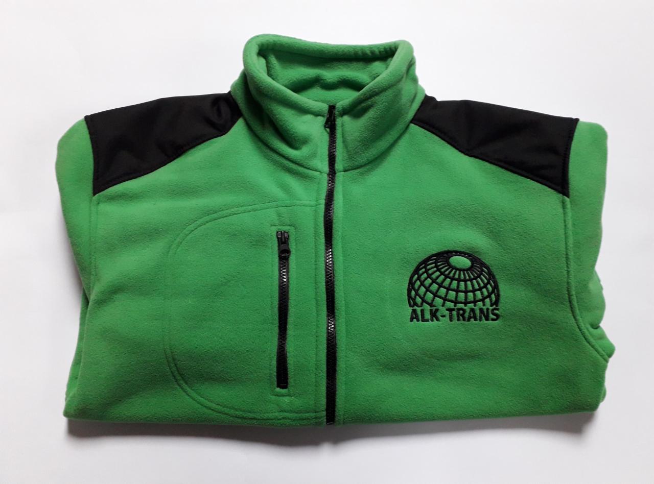 Zielona bluza polarowa z czarnymi wstawkami na ramionach i wyhaftowanym logo firmy ALK-TRANS