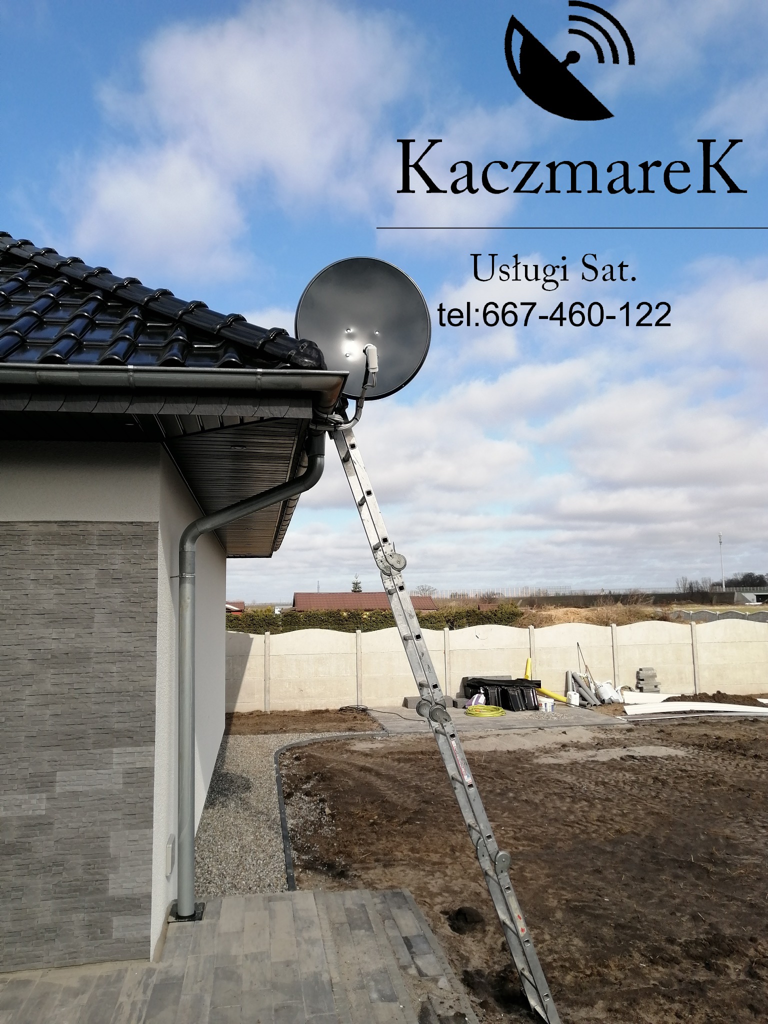 Antena satelitarna zamontowana na dachu domu jednorodzinnego, widoczna drabina oparta o rynnę, logo firmy 'KaczmareK' z numerem telefonu w górnej części zdjęcia.