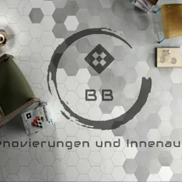 Wnętrze z heksagonalną, marmurową posadzką, drewnianym krzesłem i designerskimi lampami sufitowymi, z nałożonym logo firmy remontowej i napisem 'Renovierungen und Innenausbau'.