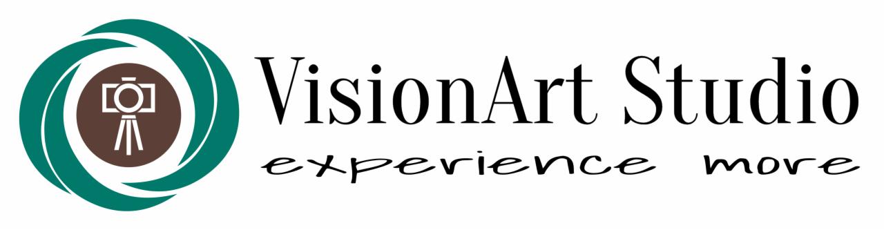 Logo firmy VisionArt Studio z symbolem kamery na statywie w zielono-brązowym okręgu i hasłem 'experience more'.