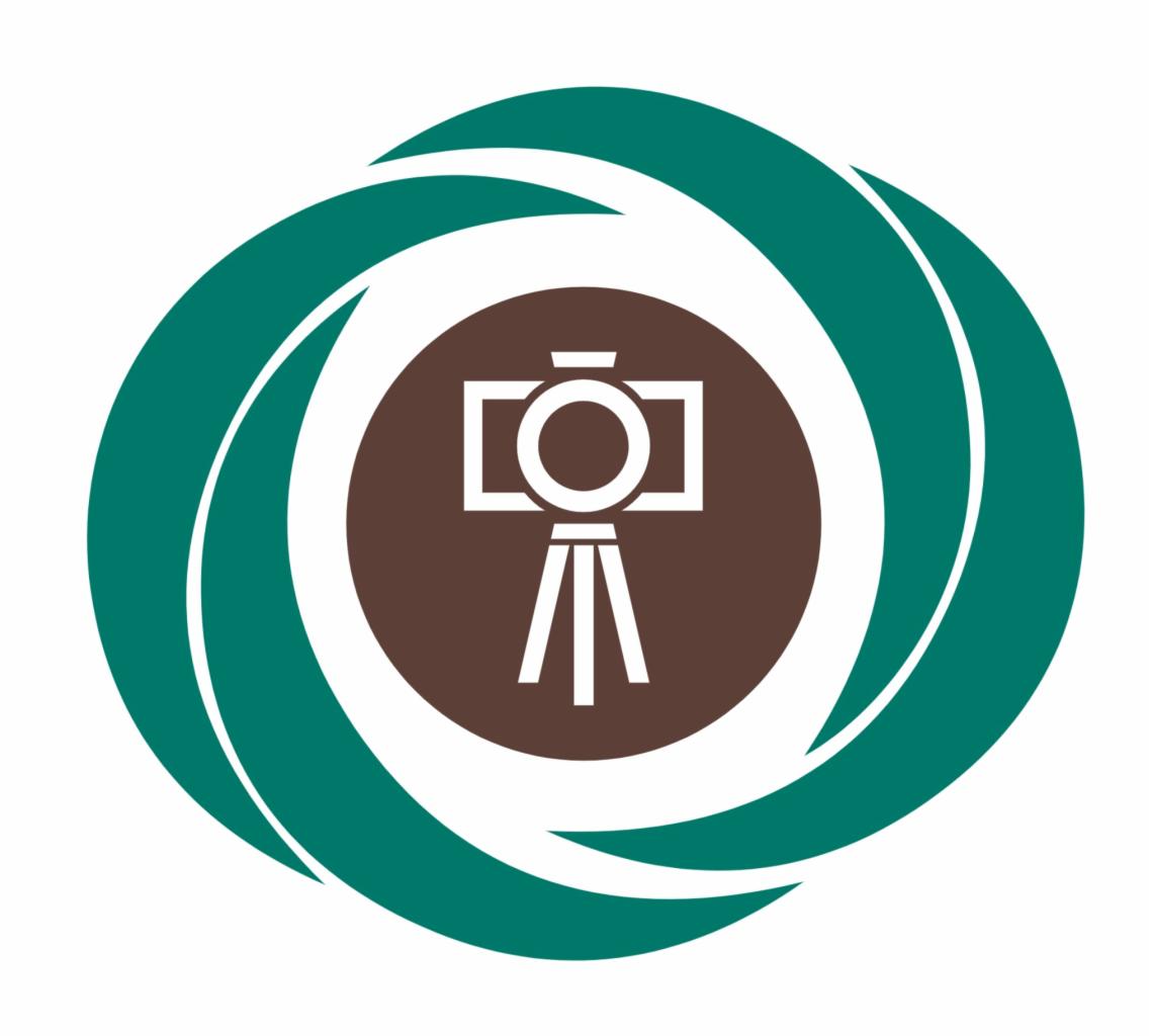 Graficzne logo przedstawiające białą ikonę kamery na statywie umieszczoną w brązowym okręgu, otoczoną przez zielone, spiralne elementy na białym tle.