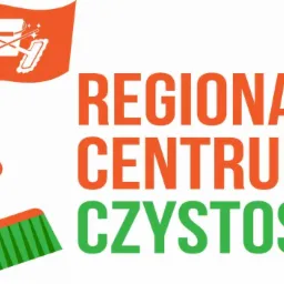 Grafika wektorowa z logo firmy sprzątającej: pomarańczowy napis 'Regionalne Centrum Czystości', flaga z ikonami wiadra, mopa i szczotki, zielona zmiotka.