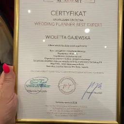 Certyfikat ukończenia szkolenia Wedding Planner Best Expert, wydany przez DecorAmor Academy dla Wioletty Gajewskiej, w złotej ramce, z podpisami i pieczęciami.