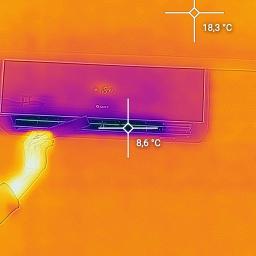 Klima Control - Termowizyjne zdjęcie klimatyzatora Gree podczas pracy, z zaznaczonymi temperaturami wylotu (8,6°C) i otoczenia (18,3°C), wykonane kamerą FLIR.