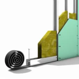 Przekrój ściany z izolacją, profilem metalowym, płytami gipsowo-kartonowymi oraz zwiniętą taśmą uszczelniającą i czerwonym ołówkiem z boku.