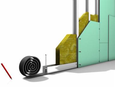 Przekrój ściany z izolacją, profilem metalowym, płytami gipsowo-kartonowymi oraz zwiniętą taśmą uszczelniającą i czerwonym ołówkiem z boku.