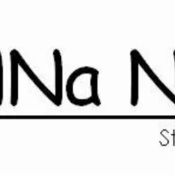 Logo 'HaNNNa Nails Studio Urody' z abstrakcyjnym czerwonym kwiatem po prawej stronie.