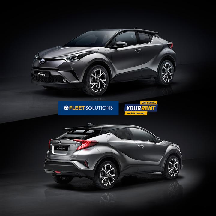 Szary samochód Toyota C-HR, widok z przodu i z tyłu, na ciemnym tle z logo firm Fleet Solutions i Your Rent.