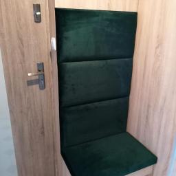 Pk Stolarstwo Meblowe - Wnęka z siedziskiem obita ciemnozielonym welurem, z trzema panelami na ścianie, w przedpokoju z drewnopodobnymi ścianami i czarno-białą podłogą.