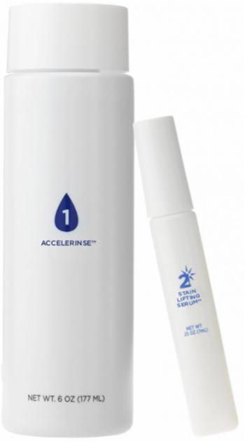 Dwie białe butelki kosmetyków: większa z napisem 'Accelerinse' i kroplą wody z numerem 1, mniejsza z napisem 'Stain Lifting Serum' i symbolem słońca z numerem 2.