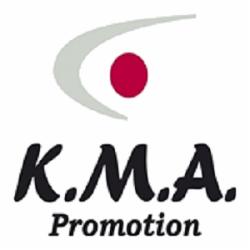 Logo firmy K.M.A. Promotion z szarym półksiężycem i czerwoną kropką nad napisem