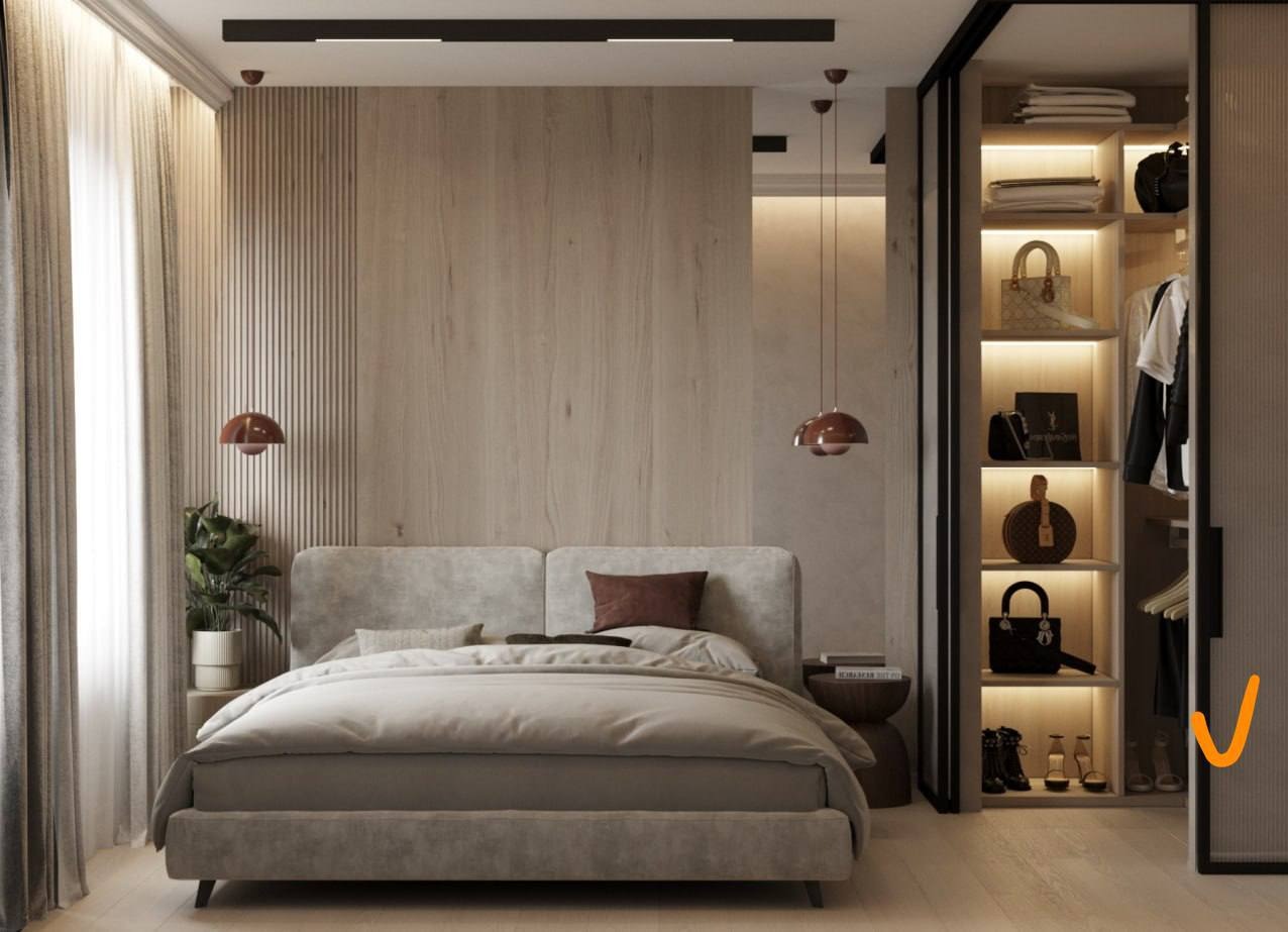 Nowoczesna sypialnia z beżową tapetą, łóżkiem kontynentalnym i oświetloną szafą wnękową z kolekcją torebek i butów.