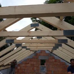 Konstancin Jeziorna- więźba dachowa, drewno suszone heblowane.