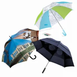 Trzy otwarte parasole: jeden z nadrukiem wiedeńskiego pałacu Schönbrunn i jeźdźca na koniu, drugi z motywami morskimi do kolorowania, trzeci granatowy z okrągłymi otworami.