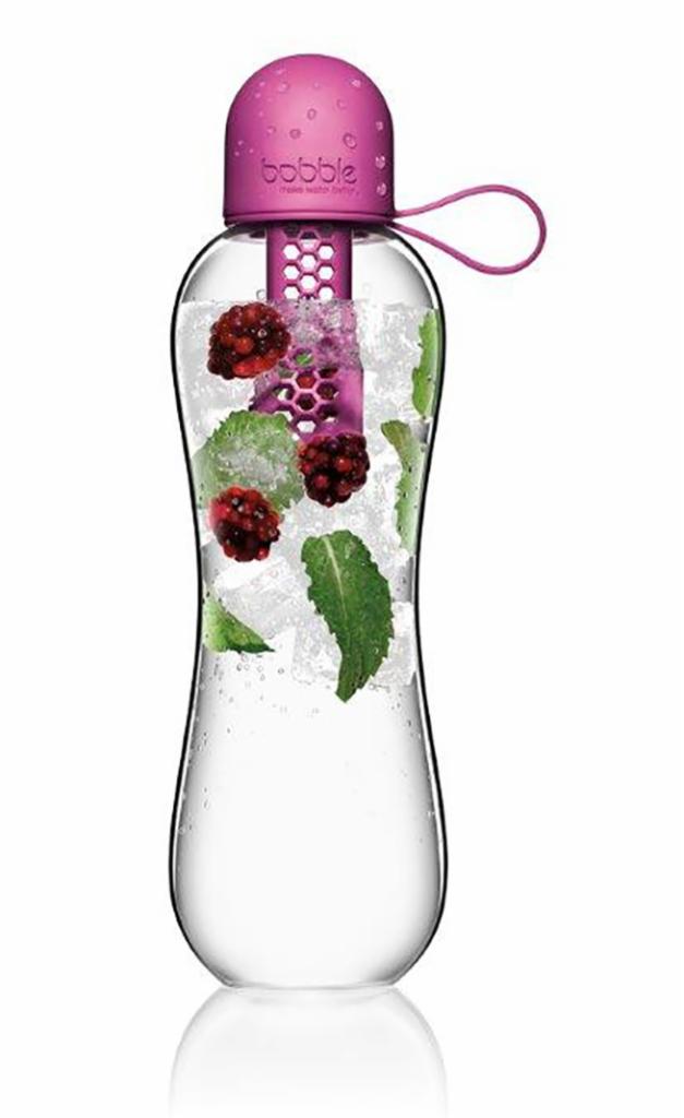 Przezroczysta butelka Bobble z różową nakrętką, wypełniona wodą, kostkami lodu, liśćmi mięty i jeżynami.